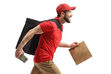 Bir çanta ve ödeme terminali ile çalışan teslimatçı beyaz arka planda izole