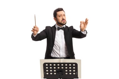 Beyaz arkaplanda izole edilmiş bir performans yöneten erkek iletken