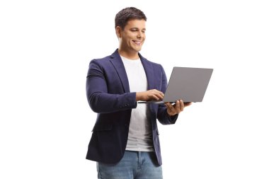 Beyaz arka planda izole edilmiş bir dizüstü bilgisayar üzerinde çalışan bir adam