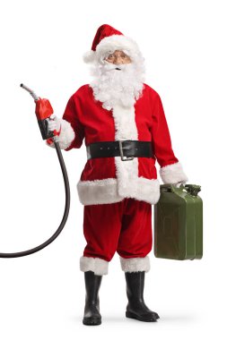 Noel Baba 'nın elinde benzin bidonu ve beyaz arka planda izole edilmiş hortumlu bir yakıt tabancası var.