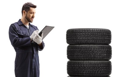 Beyaz arkaplana izole edilmiş bir belge yazan, tekerlekleri olan otomobil tamircisi