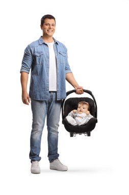 Babası gülümseyen ve taşıyan bir bebek taşıyıcısı beyaz arka planda izole edilmiş.