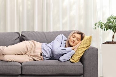 kanepede uyuyan genç kadın 