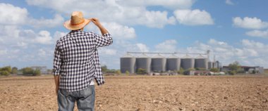 Tarımsal silo kulelerine bakan bir çiftçinin dikiz görüntüsü