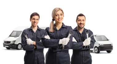 Ekip oto mekanikleri beyaz arkaplanda izole edilmiş kamyonların önünde araçları tutuyor