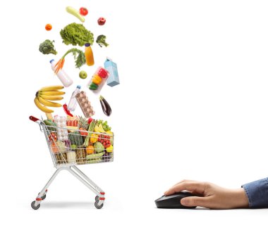 Bilgisayar faresi ve çevrimiçi süpermarket alışverişi için alışveriş arabası ve beyaz arka planda izole edilmiş düşen yiyecekler.