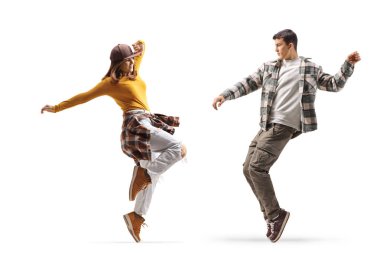 Beyaz arka planda izole edilmiş hip-hop tarzı dans eden gençler