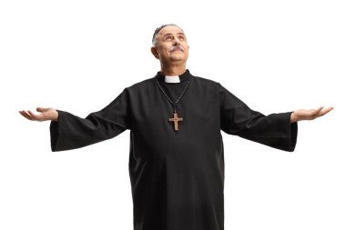 Beyaz arka planda izole edilmiş, ayakta duran ve kollarını kaldıran olgun bir rahip.