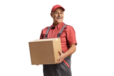 Karton bir kutu taşıyan teslimatçı ve beyaz arka planda izole edilmiş bir şekilde gülümsüyor. 