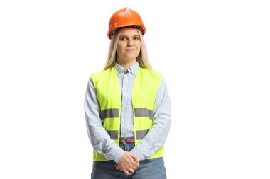 Güvenlik yeleği giyen genç kadın mühendis ve beyaz arka planda izole edilmiş şapka.