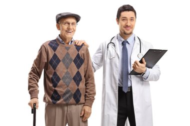 Beyaz arka planda izole edilmiş bastonlu yaşlı bir adamın yanında poz veren erkek doktor.