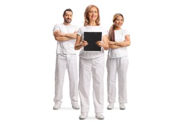 Beyaz arka planda izole edilmiş erkek ve kadın masaj terapistleri.