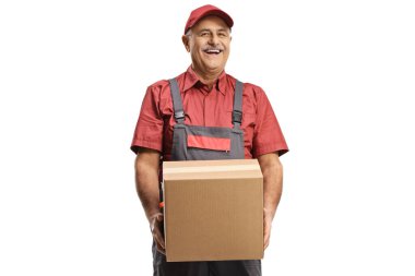Neşeli teslimatçı beyaz arka planda izole edilmiş bir karton kutu taşıyor.