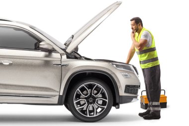 Yol yardım görevlisi beyaz arka planda açık kaputlu bir SUV 'yi kontrol ediyor