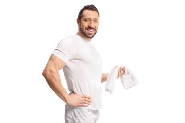 Masaj terapisti bir havlu tutuyor ve beyaz arka planda izole bir şekilde gülümsüyor.