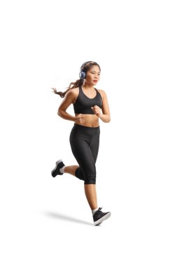 Beyaz arka planda kulaklıklı Asyalı kadın koşuyor.