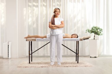 Kadın müşterisi olan Asyalı bir kadın masaj terapisti.