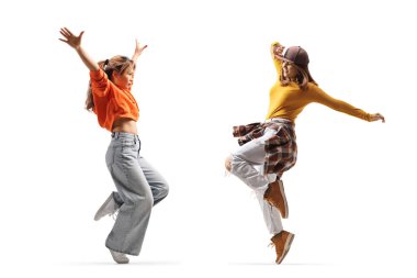 Beyaz arka planda yalnız dans eden iki genç kadının tam boy profil çekimi.