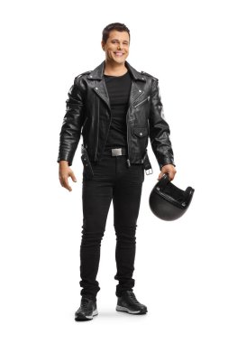 Beyaz arka planda izole edilmiş motosiklet kaskı tutan deri ceketli gülümseyen adam.