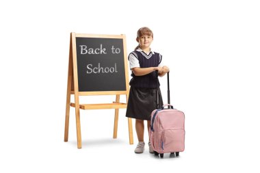 Okula okul çantasıyla dönen liseli kız beyaz arka planda izole edilmiş.