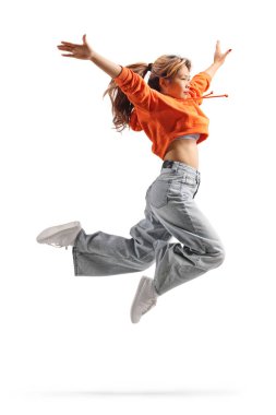 Beyaz arka planda yalnız atlayan Asyalı genç bayan dansçı.