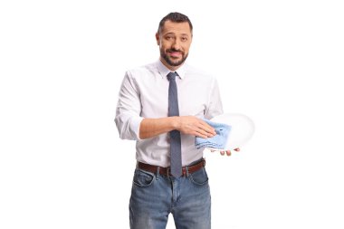 Beyaz arka planda izole edilmiş bir bez parçasıyla tabağı silen bir adam.