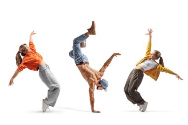 Adam amuda kalkıyor ve iki kız beyaz arka planda yalnız dans ediyor.