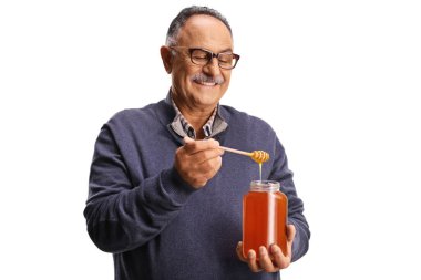 Ballı adam ve kavanozu beyaz arka planda izole edilmiş.