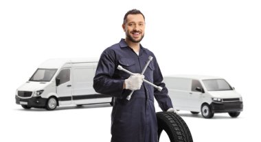 Lastik taşıyan araba tamircisi ve beyaz arka planda izole edilmiş bijon anahtarı.