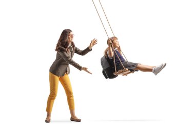 Anne beyaz arka planda bir kızı salıncakta sallıyor.