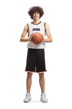 Beyaz arka planda izole bir top tutan genç bir erkek basketbolcunun tam boy portresi.