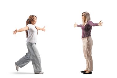 Genç Asyalı bir kadının beyaz arka planda izole edilmiş bir arkadaşıyla buluşmasının tam boy profil fotoğrafı.