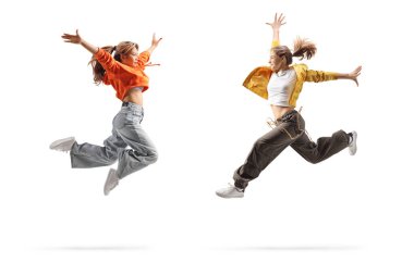 Beyaz arka planda soyutlanmış iki genç kadın.