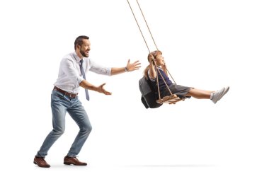 Babam beyaz arka planda izole edilmiş bir kızı salıncakta sallıyor.