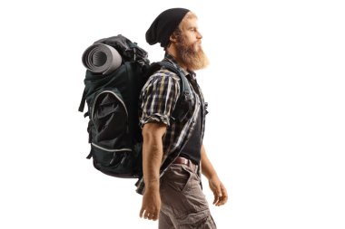 Sırt çantalı ve yürüyüş ekipmanlı bir adam beyaz arka planda izole edilmiş.