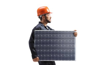 Beyaz arka planda izole edilmiş güneş paneli taşıyan erkek işçi