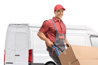 Beyaz arkaplanda izole edilmiş kutularla dolu bir minibüsü yükleyen erkek işçi