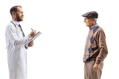 Doktor bir belge yazıyor ve beyaz arka planda izole edilmiş yaşlı bir erkek hastanın yanında duruyor.