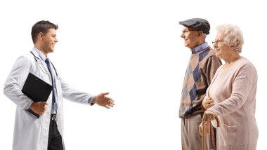 Beyaz arka planda izole edilmiş yaşlı hastaları karşılayan erkek sağlık çalışanı