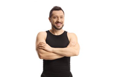 Spor kıyafetli genç adam beyaz arka planda yalnız poz veriyor ve kameraya bakıyor.