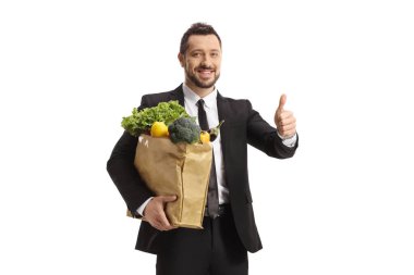 Bakkal çantası taşıyan ve beyaz arka planda izole edilmiş baş parmağını gösteren bir iş adamı.