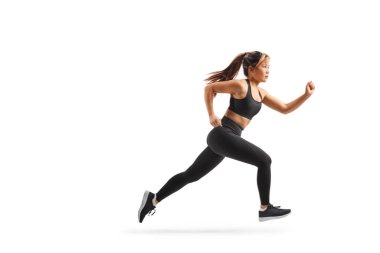 Beyaz arka planda hızlı koşan genç bir Asyalı kadının tam boy profil çekimi.