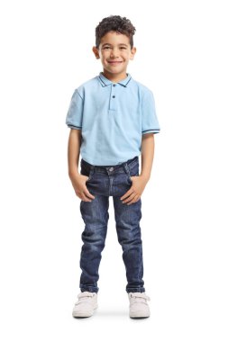 Beyaz arka planda mavi tişörtlü ve kot pantolonlu bir çocuğun tam boy portresi.
