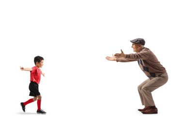 Beyaz arka planda, büyükbabaya doğru koşan bir çocuğun tam boy profil çekimi.