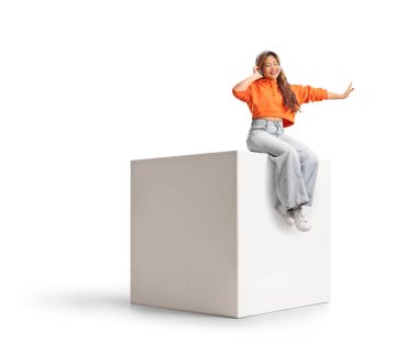 Beyaz arka planda müzik ve dans dinleyen Asyalı kız öğrenci.