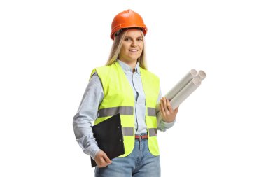 Genç bayan mühendis elinde beyaz arka planda izole edilmiş planlar tutuyor.