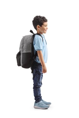 Beyaz arka planda izole edilmiş sırt çantalı bir öğrencinin tam boy prodile çekimi.