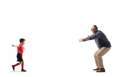 Beyaz arka planda soyutlanmış olgun bir adama doğru koşan bir çocuğun tam boy profil çekimi.