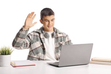 Genç adam, beyaz arka planda izole edilmiş bir dizüstü bilgisayardan video görüşmesi yapıyor.