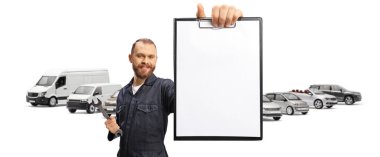 İngiliz anahtarı tutan tamirci beyaz arka planda izole edilmiş bir otoparkta boş bir belge gösteriyor.